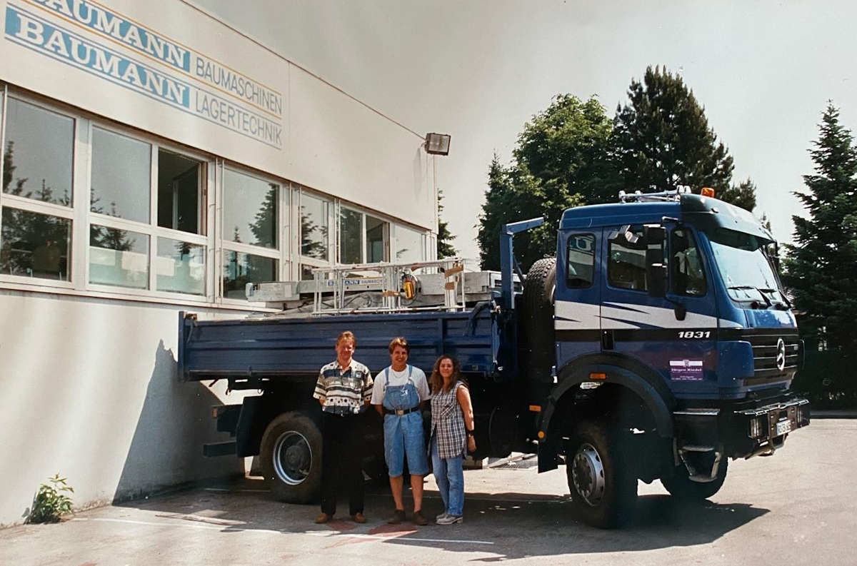 Familie Riedel vor dem ersten LKW bei Firmengründung 1996