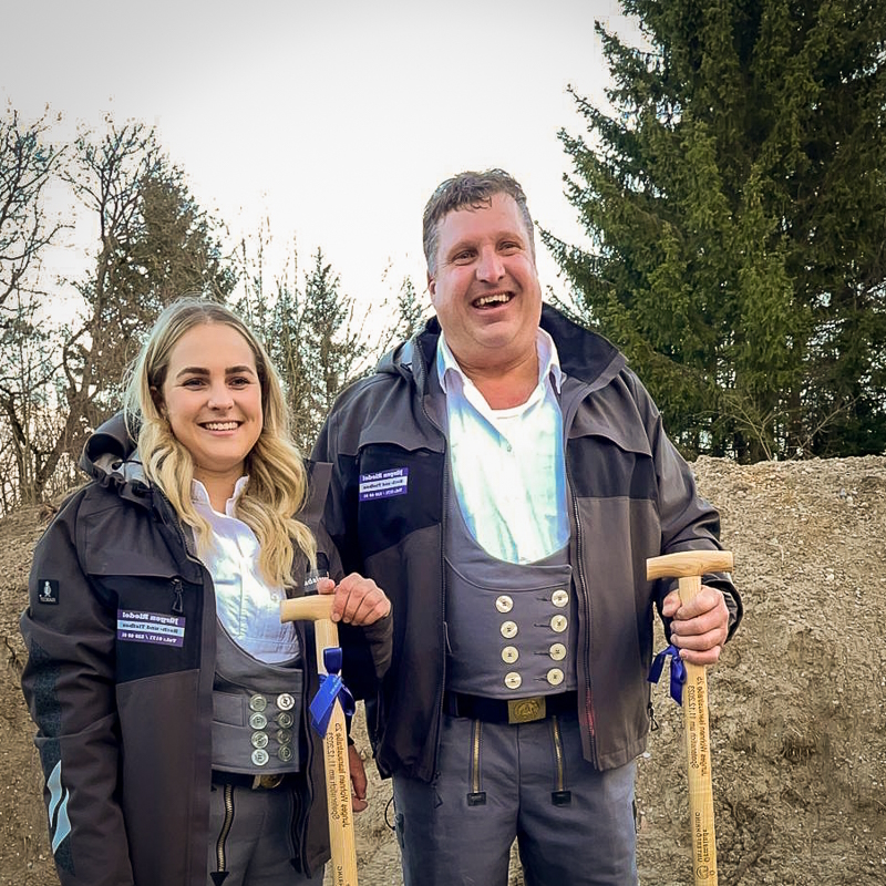 Angehende Maurermeisterin Vanessa Riedel und Maurermeister Jürgen Riedel in Zunftkleidung